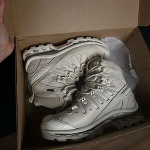 Salomon women’s high top quest 4D Gore-Tex